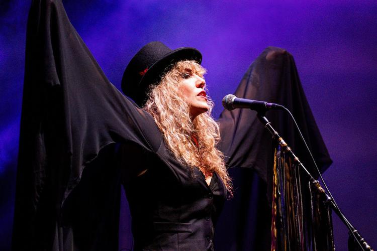 Tribute band Starshine delivers a full-on concert experience in Queensland. Former Dreams Members.